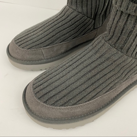 Ugg • Classic Logo Boots - Picture 3 of 9